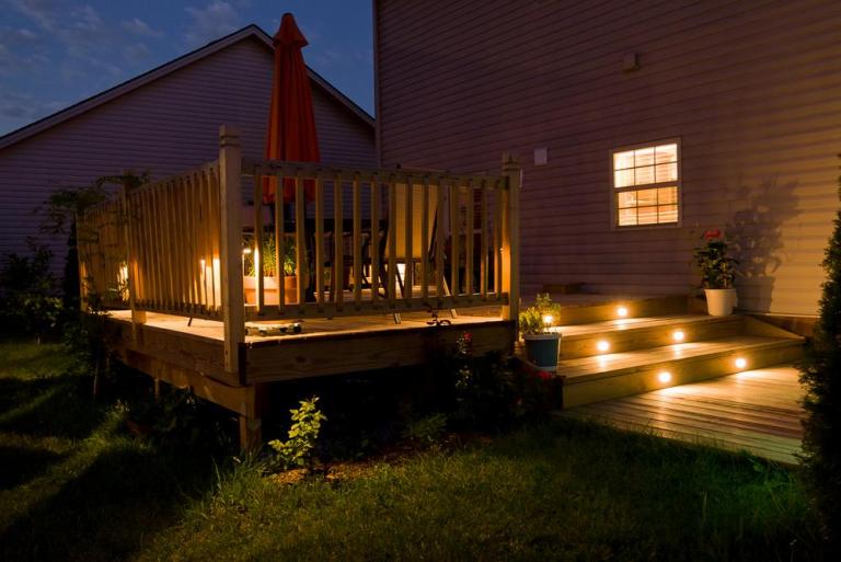 Terrasse bois ou béton, quel matériau choisir à Avrillé ?